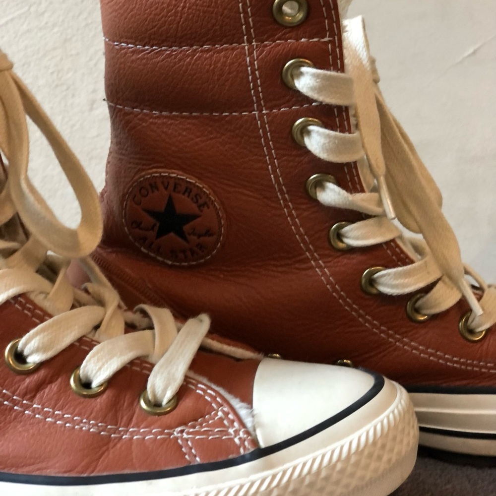 Converse shearling lined high tops in cognac brown color. Size 6. - Picture 4 of 5